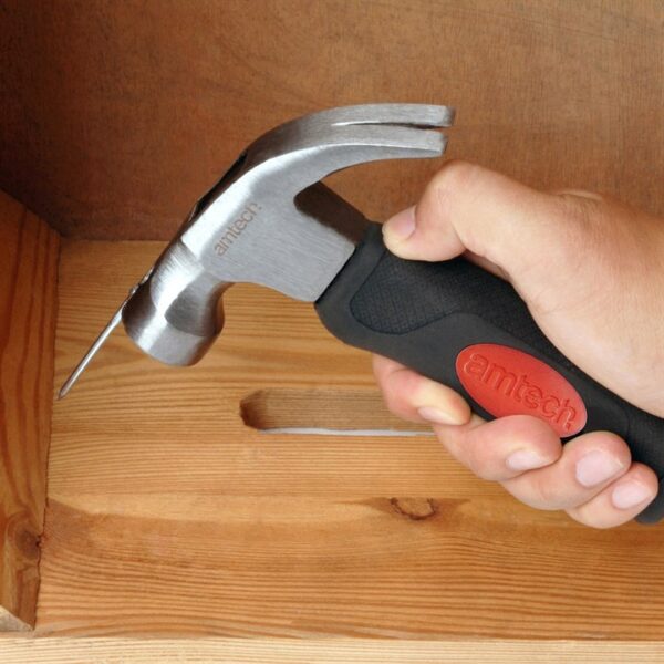 Magnetic stubby claw hammer